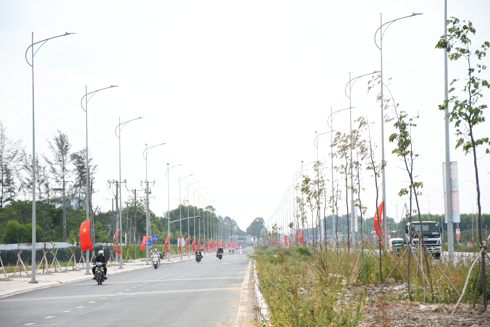 Cận cảnh đường 10 làn xe kết nối sân bay Long Thành với TPHCM - Ảnh 14