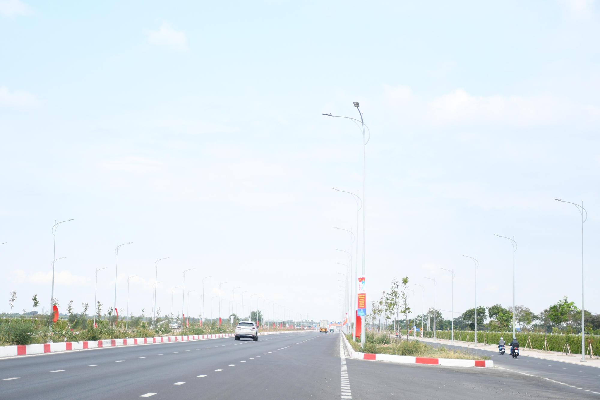 Cận cảnh đường 10 làn xe kết nối sân bay Long Thành với TPHCM - Ảnh 13