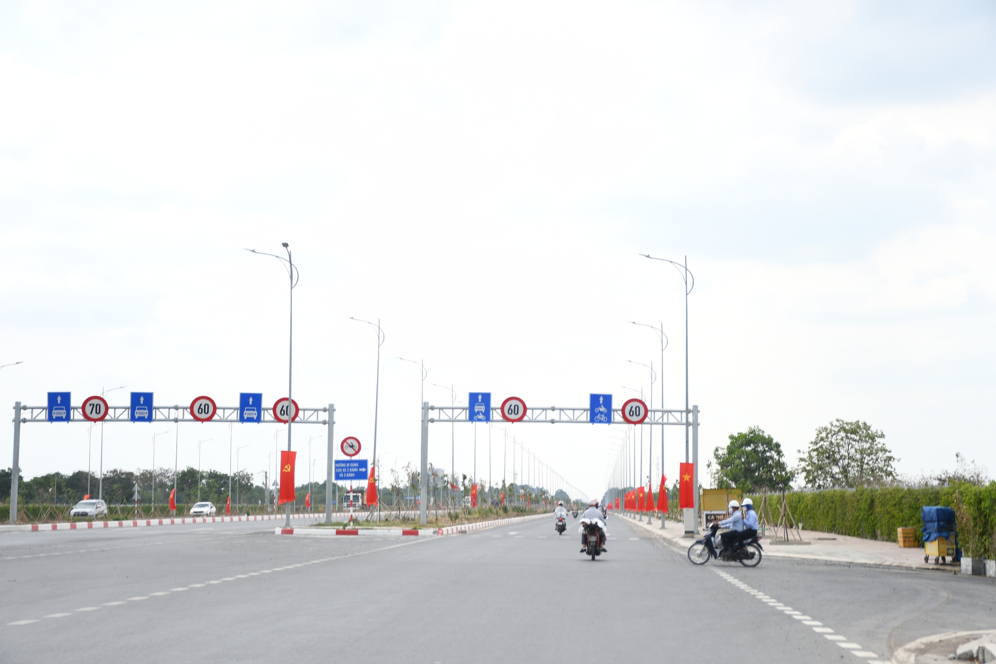 Cận cảnh đường 10 làn xe kết nối sân bay Long Thành với TPHCM - Ảnh 7