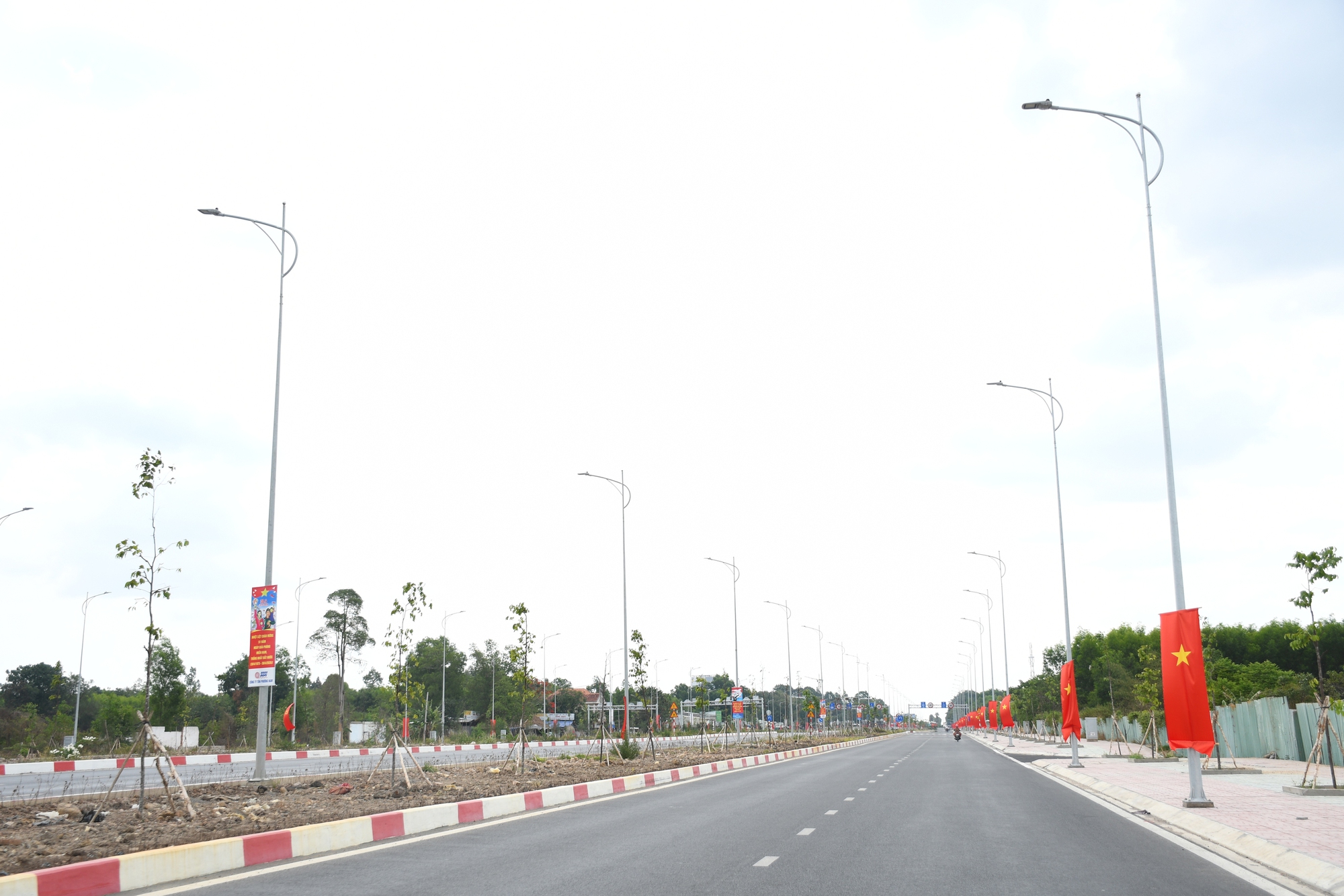 Cận cảnh đường 10 làn xe kết nối sân bay Long Thành với TPHCM - Ảnh 5