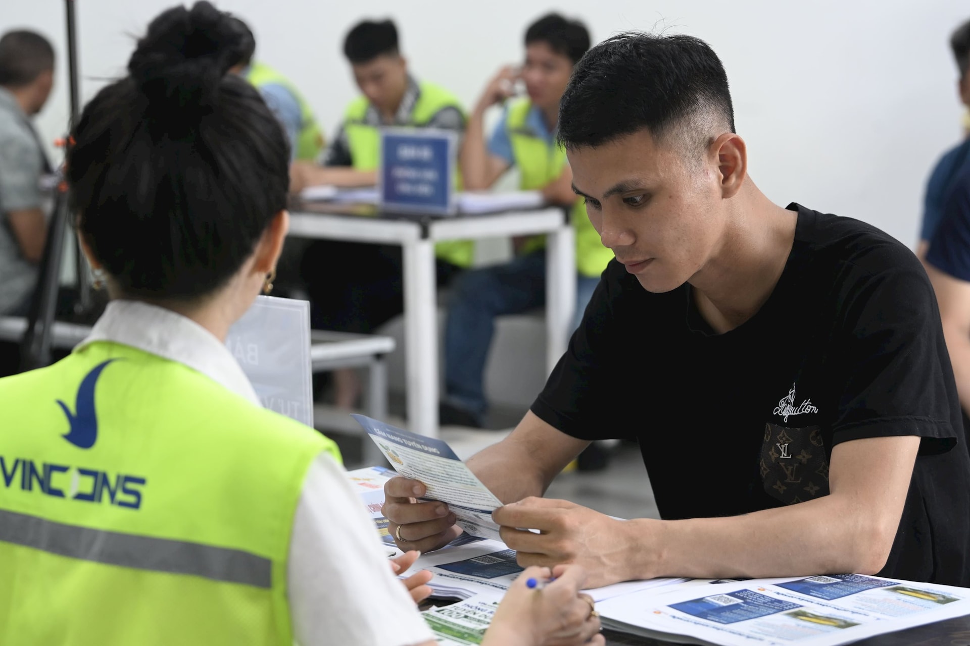 Chưa từng có: Vingroup tuyển 20.000 lao động cho dự án KĐT lớn nhất VN, người Hà Nội phấn khởi nộp hồ sơ - Ảnh 1