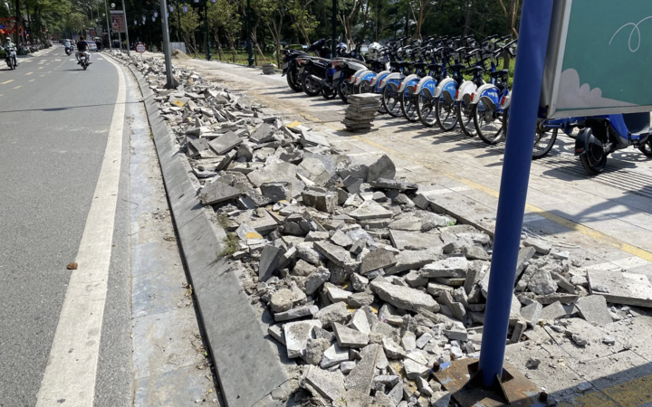 Phường Hai Bà Trưng lên tiếng việc đục phá vỉa hè lát đá 'bền trăm năm' - Ảnh 1
