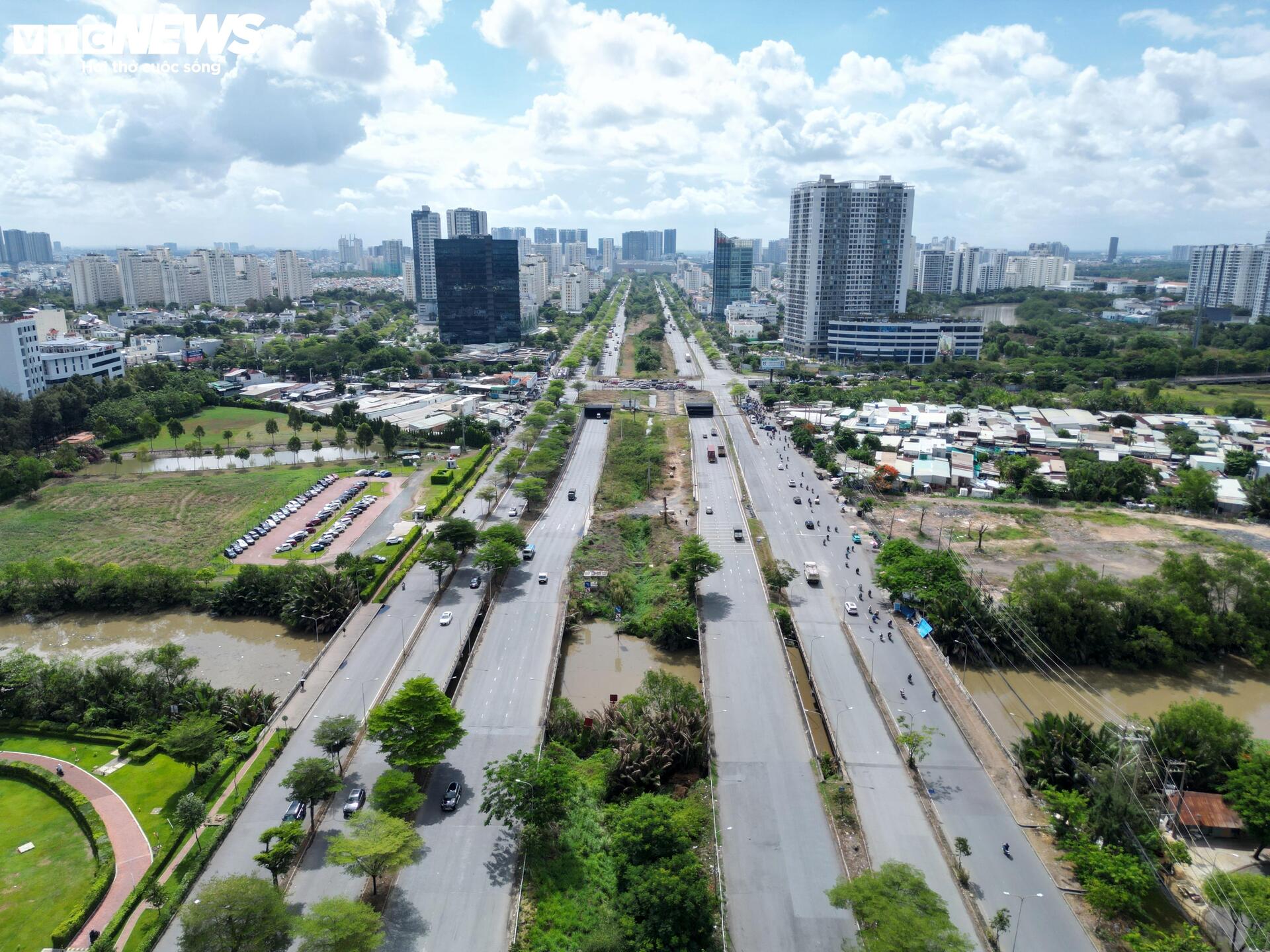 Cận cảnh đại lộ lớn nhất phía Nam TP.HCM dự kiến xây thêm đường trên cao - Ảnh 1