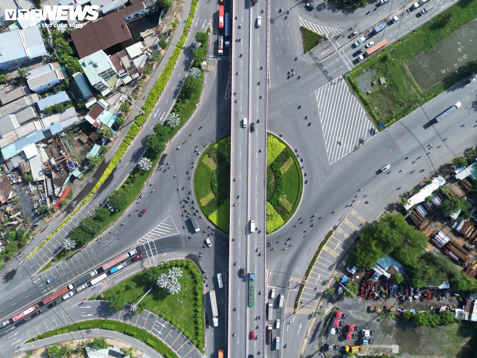 Cận cảnh đại lộ lớn nhất phía Nam TP.HCM dự kiến xây thêm đường trên cao - Ảnh 5