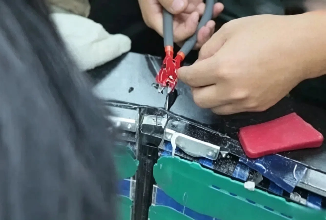 Công nghệ pin 'đỉnh nóc kịch trần' của BYD gây nghi vấn về độ an toàn: Một nhóm người quyết định dùng cưa điện, máy mài đập phá suốt 8 tiếng để tìm câu trả lời - Ảnh 2