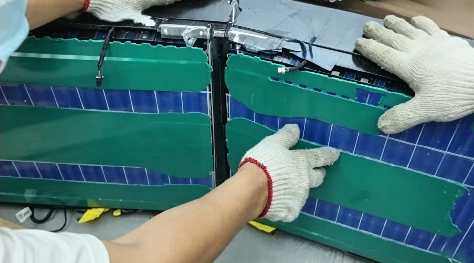 Công nghệ pin 'đỉnh nóc kịch trần' của BYD gây nghi vấn về độ an toàn: Một nhóm người quyết định dùng cưa điện, máy mài đập phá suốt 8 tiếng để tìm câu trả lời - Ảnh 12