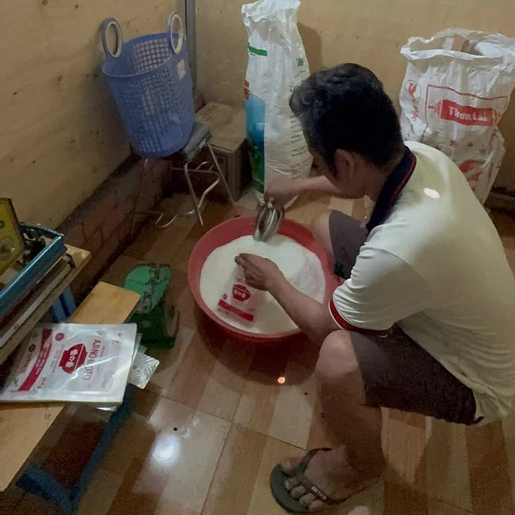 Đột kích một kho hàng, công an phát hiện đường dây sản xuất bột ngọt Ajinomoto giả, hơn 4 tấn đã tuồn ra thị trường - Ảnh 1