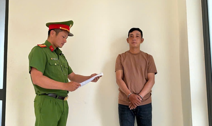 Thi hành lệnh bắt tạm giam cựu nhân viên ngân hàng Phan Đình Dân SN 1991 - Ảnh 1