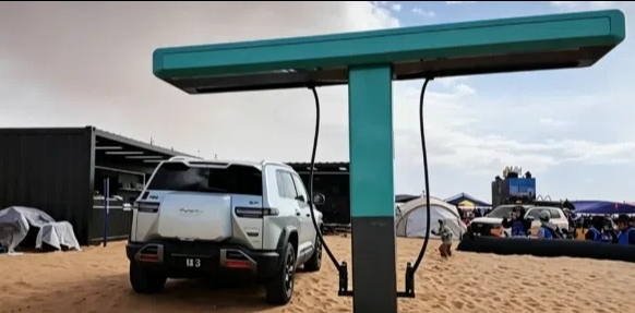Hãng xe Trung Quốc đang bán tại Việt Nam đã làm một điều 'không tưởng': Mang xe điện ra giữa sa mạc để cắm sạc, kết quả thu về đầy bất ngờ - Ảnh 2