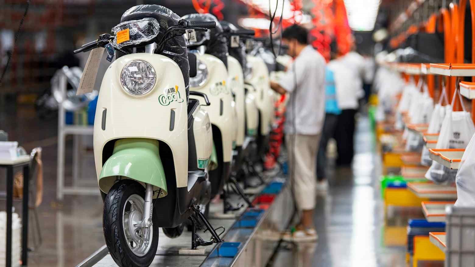 'Thời tới cản không kịp', xe máy điện Trung Quốc ồ ạt đổ bộ vào thị trường hơn 700 triệu dân, có nơi cung không đủ cầu - đâu là nguyên nhân? - Ảnh 1