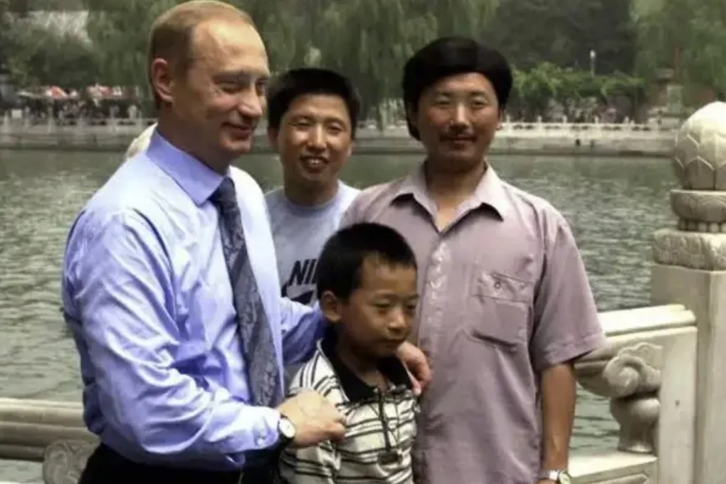 Tổng thống Putin gặp lại “cậu bé” chụp ảnh cùng ở Bắc Kinh 26 năm trước - Ảnh 1