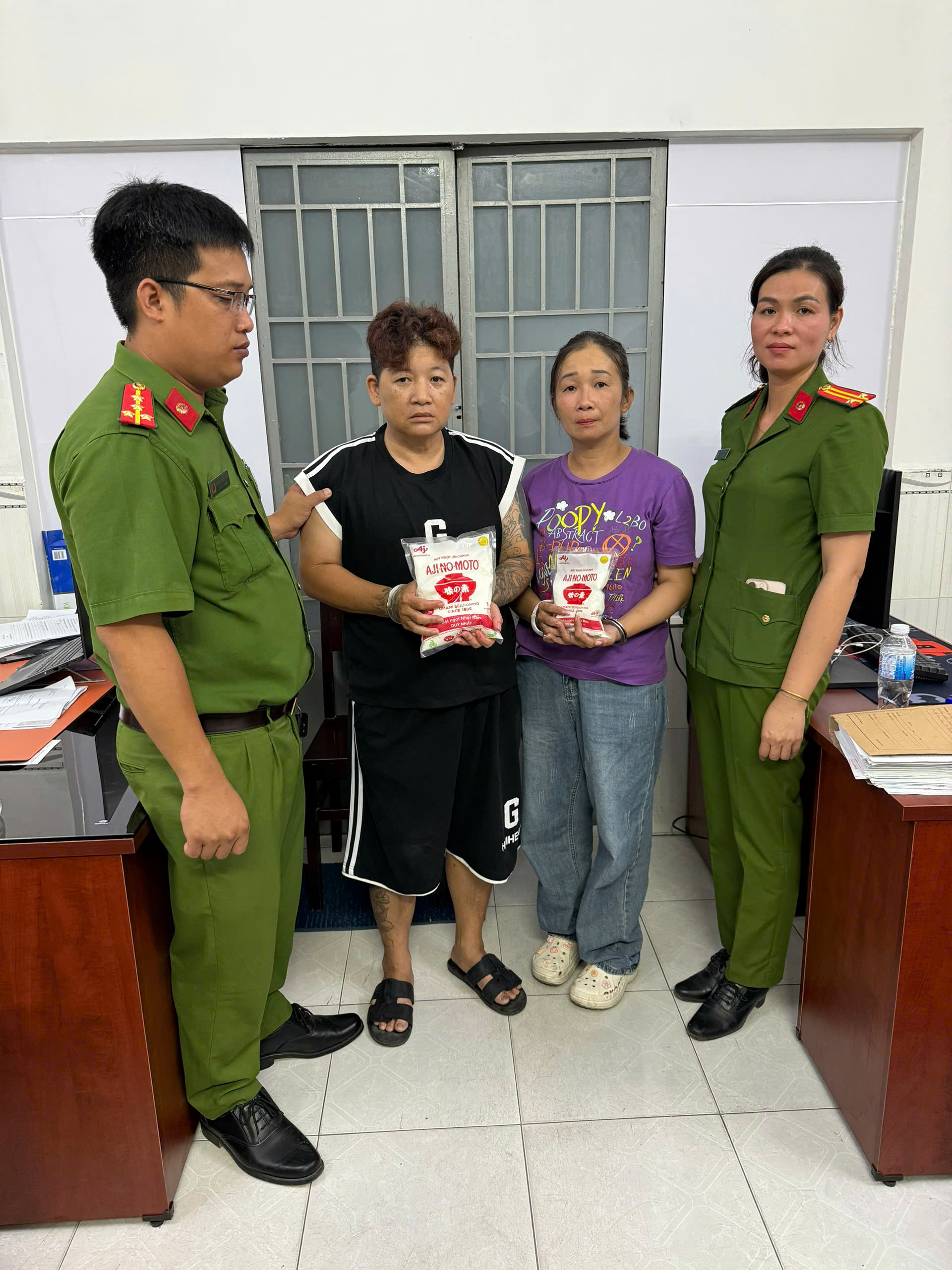 Công an đột kích 'xưởng' bột ngọt, hạt nêm giả: Thu giữ hơn 3 tấn hàng hóa quy mô lớn - Ảnh 1