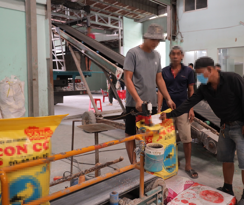 Bên trong đường dây sản xuất phân bón giả nhãn hiệu nổi tiếng - Ảnh 1
