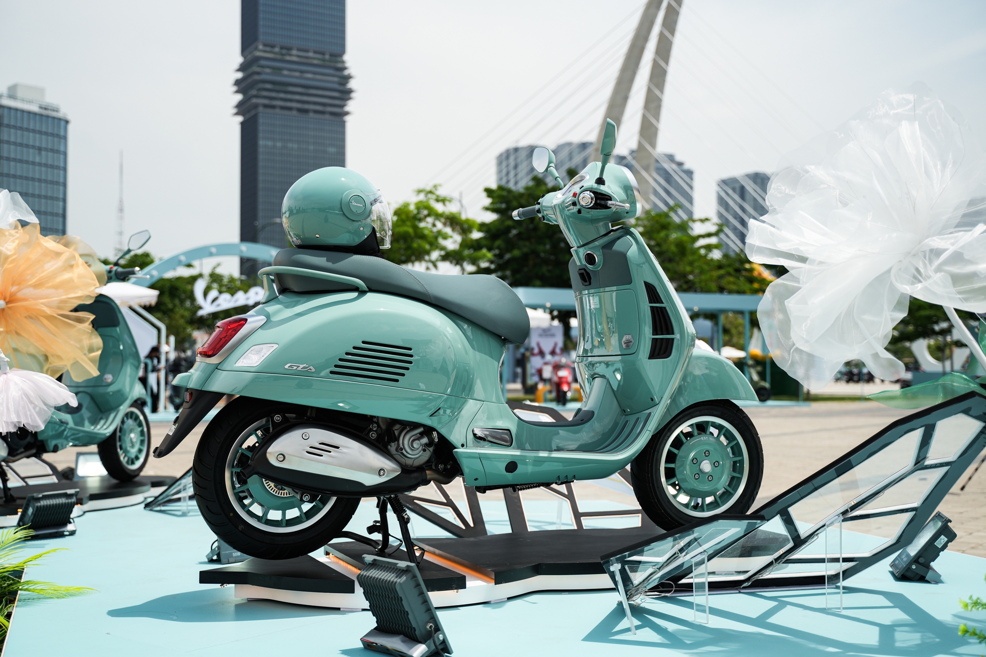 Vespa ra mắt bộ sưu tập 80 năm tại Việt Nam: Giá từ 106,5 triệu đồng, màu lấy cảm hứng từ 1946, Sprint lần đầu dùng máy 180cc - Ảnh 3