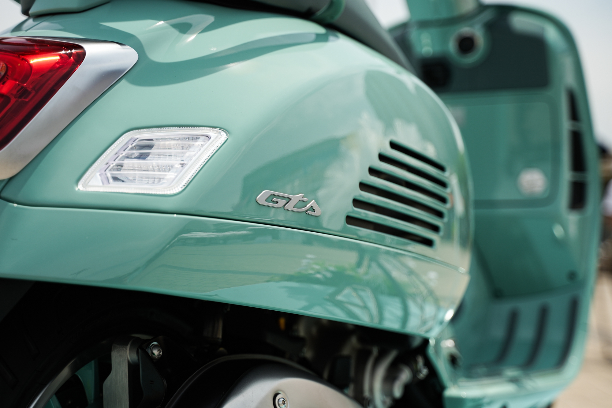 Vespa ra mắt bộ sưu tập 80 năm tại Việt Nam: Giá từ 106,5 triệu đồng, màu lấy cảm hứng từ 1946, Sprint lần đầu dùng máy 180cc - Ảnh 11