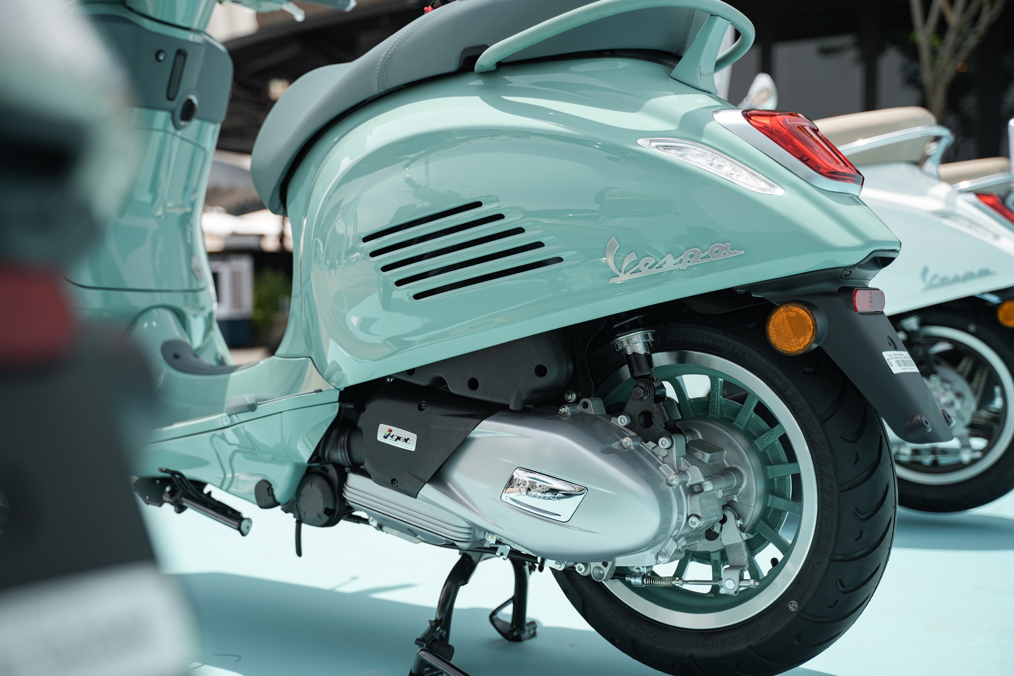 Vespa ra mắt bộ sưu tập 80 năm tại Việt Nam: Giá từ 106,5 triệu đồng, màu lấy cảm hứng từ 1946, Sprint lần đầu dùng máy 180cc - Ảnh 15