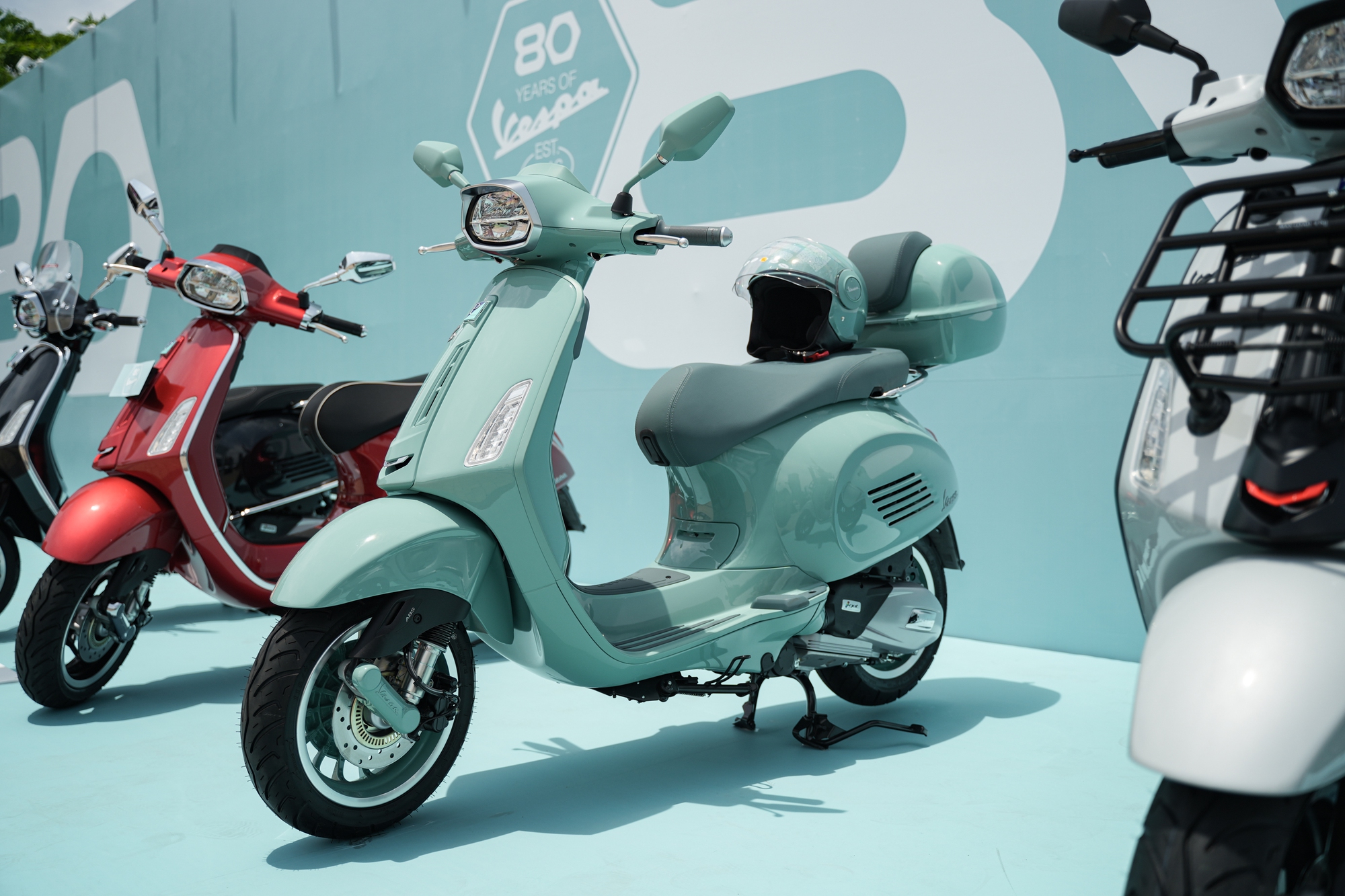 Cận cảnh Vespa Sprint 180 lần đầu xuất hiện tại Việt Nam: Giá ngang SH350i, động cơ mạnh nhất dòng Sprint nhưng không dành cho số đông - Ảnh 1