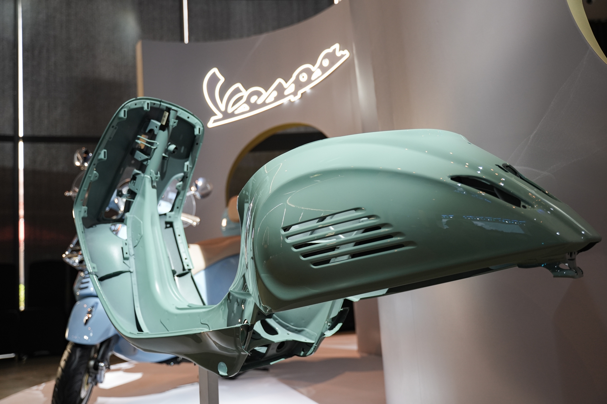 Vespa ra mắt bộ sưu tập 80 năm tại Việt Nam: Giá từ 106,5 triệu đồng, màu lấy cảm hứng từ 1946, Sprint lần đầu dùng máy 180cc - Ảnh 2