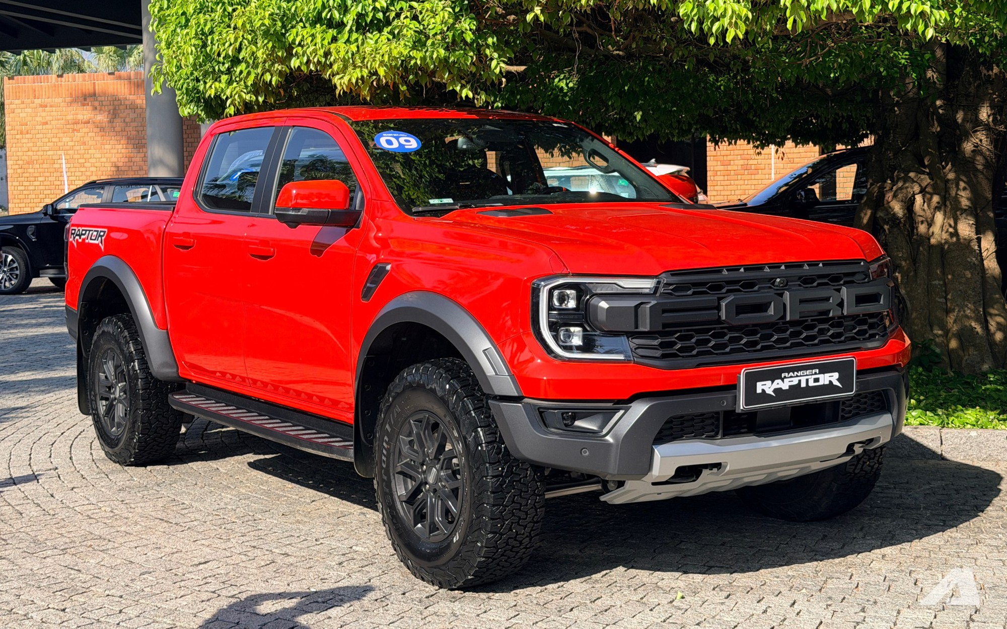 Ảnh thực tế Ford Ranger Raptor 2026 tại Việt Nam: Máy xăng mạnh gần 400 mã lực, loa B&O, ống pô tùy chỉnh âm thanh - Ảnh 1
