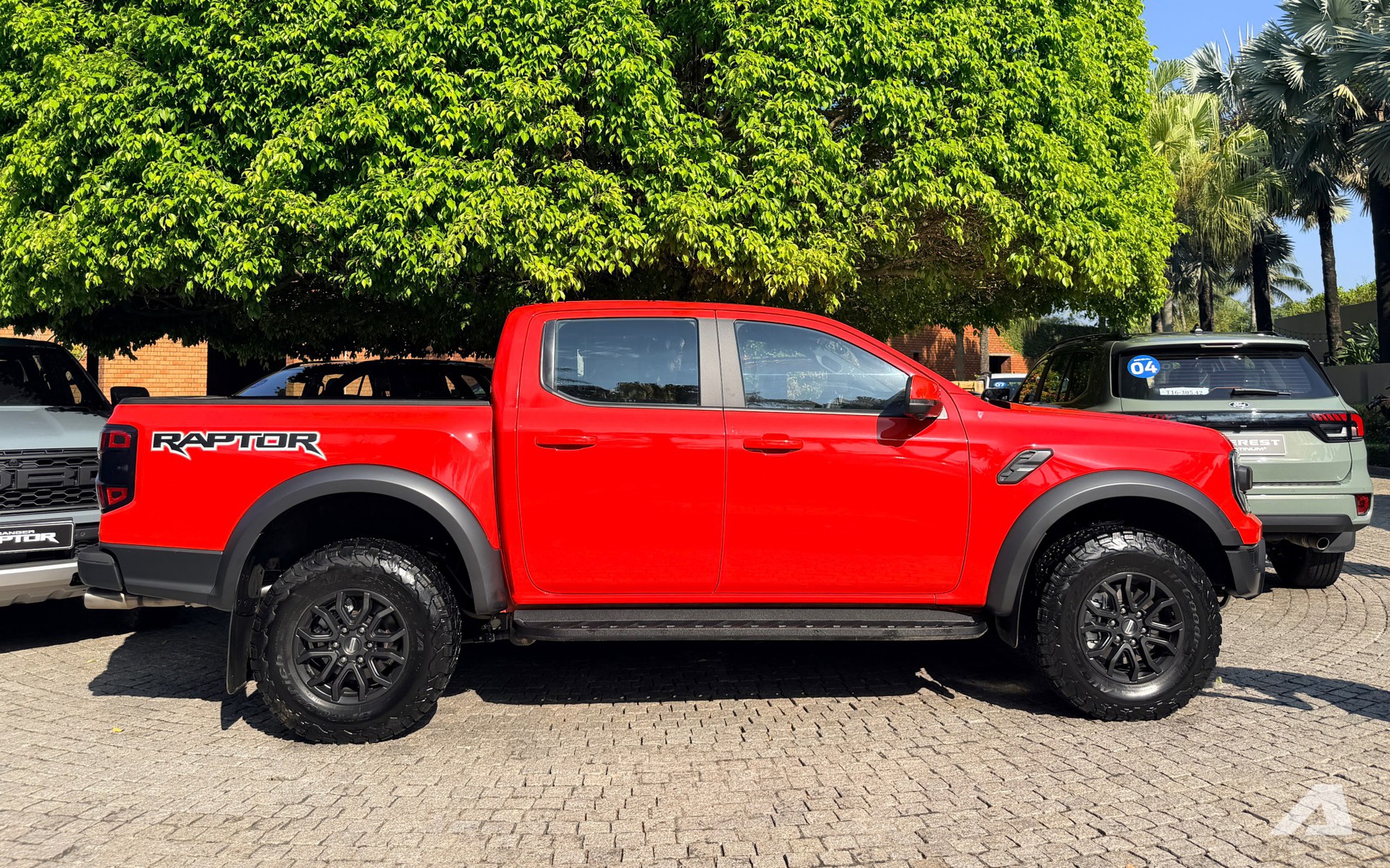 Ảnh thực tế Ford Ranger Raptor 2026 tại Việt Nam: Máy xăng mạnh gần 400 mã lực, loa B&O, ống pô tùy chỉnh âm thanh - Ảnh 3