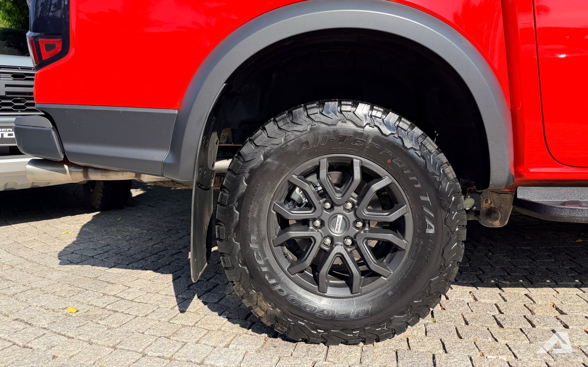 Ảnh thực tế Ford Ranger Raptor 2026 tại Việt Nam: Máy xăng mạnh gần 400 mã lực, loa B&O, ống pô tùy chỉnh âm thanh - Ảnh 6