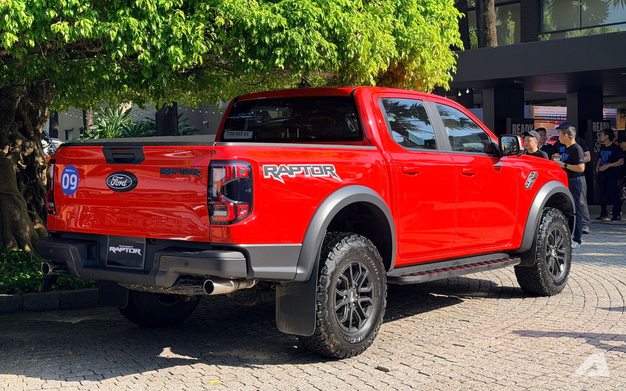Ảnh thực tế Ford Ranger Raptor 2026 tại Việt Nam: Máy xăng mạnh gần 400 mã lực, loa B&O, ống pô tùy chỉnh âm thanh - Ảnh 2