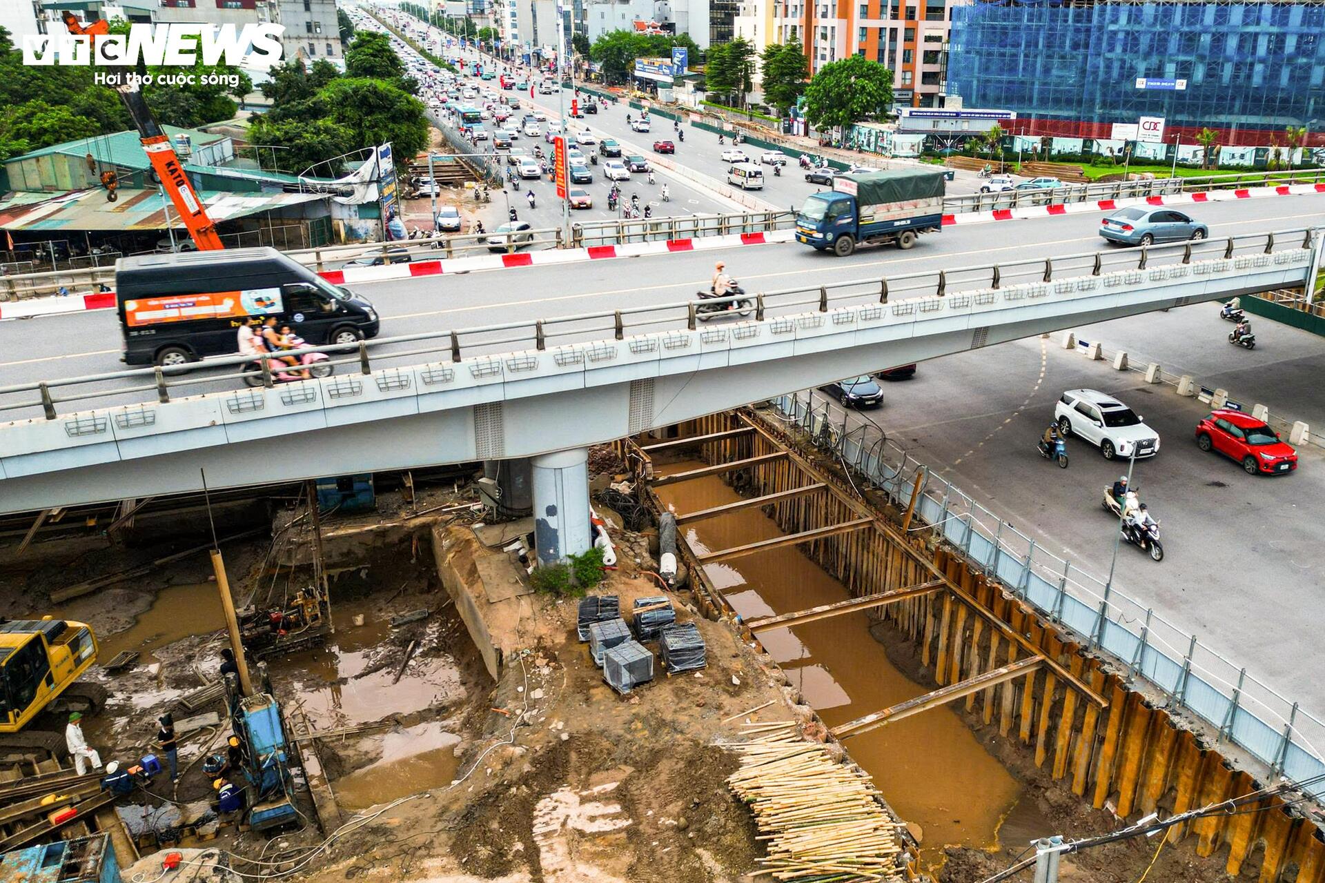Công trường hầm chui gần 750 tỷ đồng dưới nút giao đông đúc phía Đông Hà Nội - Ảnh 11