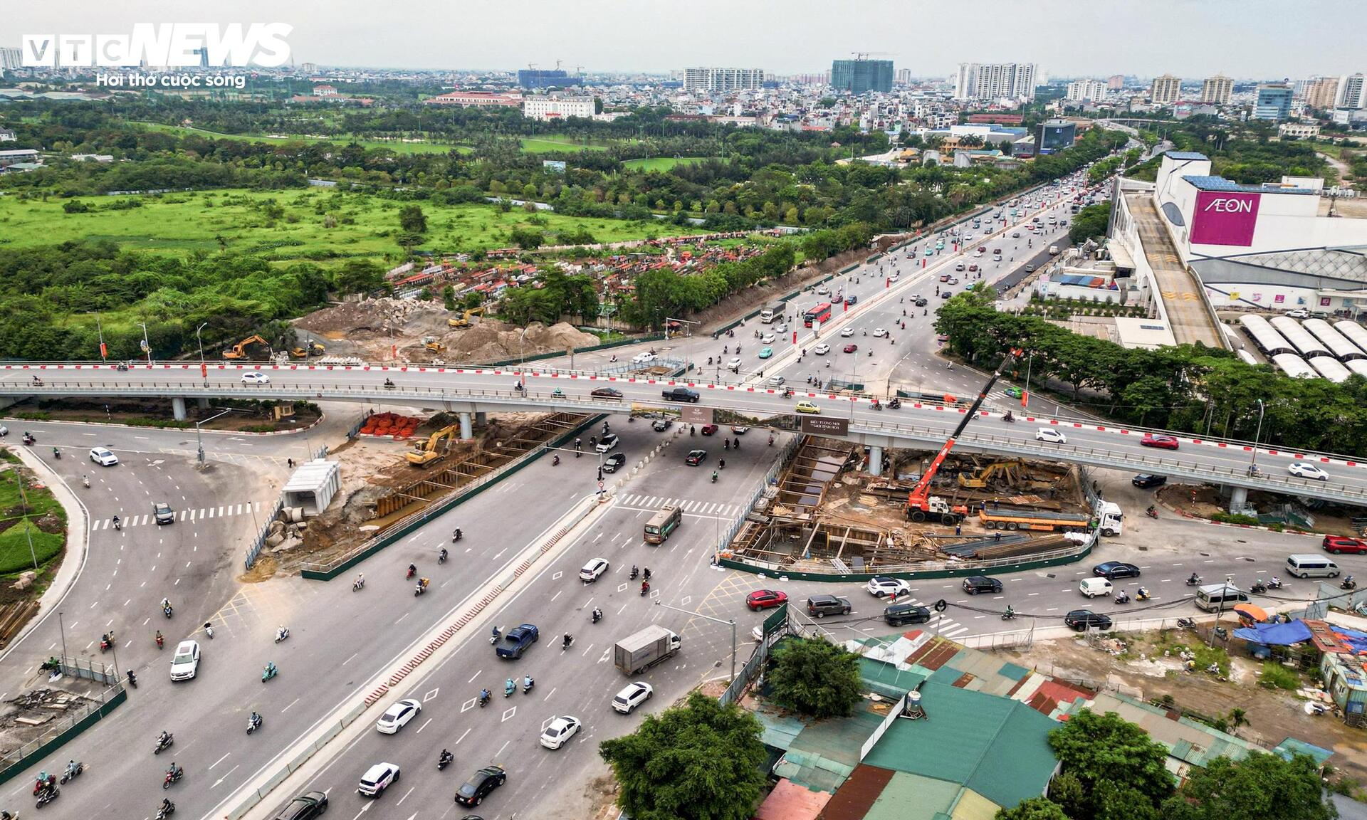 Công trường hầm chui gần 750 tỷ đồng dưới nút giao đông đúc phía Đông Hà Nội - Ảnh 1