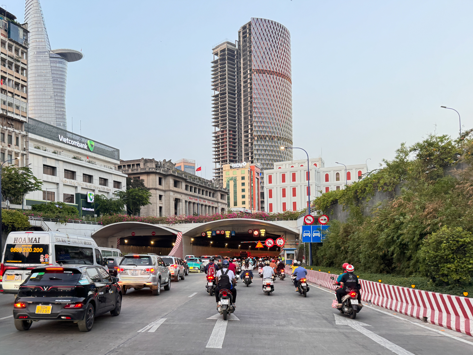 Khối bê tông nặng hơn 100.000 tấn xuyên qua lòng sông Sài Gòn, mỗi ngày ‘gánh’ hơn 300.000 ô tô, xe máy - Ảnh 10