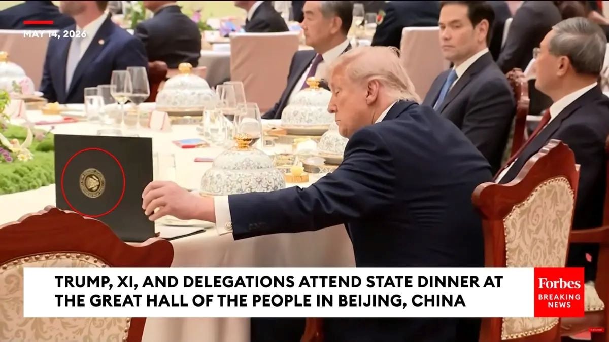 Thực hư clip ông Donald Trump "lật tài liệu của ông Tập Cận Bình" trong quốc yến - Ảnh 1
