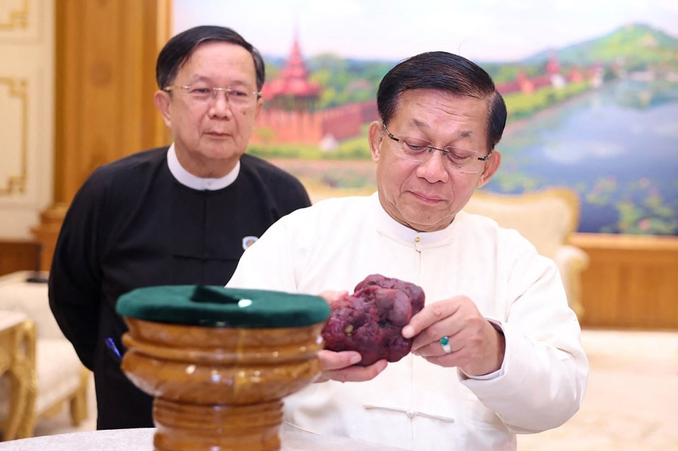 Myanmar tìm được viên hồng ngọc hơn 2kg, Tổng thống cùng nội các phải kiểm tra tận mắt - Ảnh 2