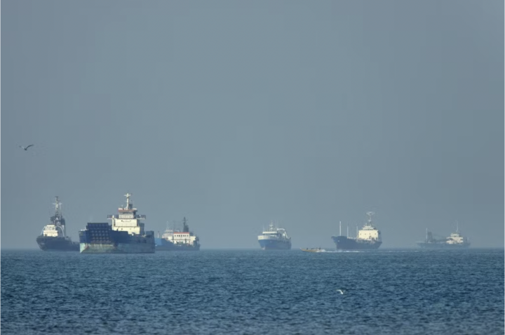 Siêu tàu chở dầu của Trung Quốc di chuyển qua eo biển Hormuz - Ảnh 1