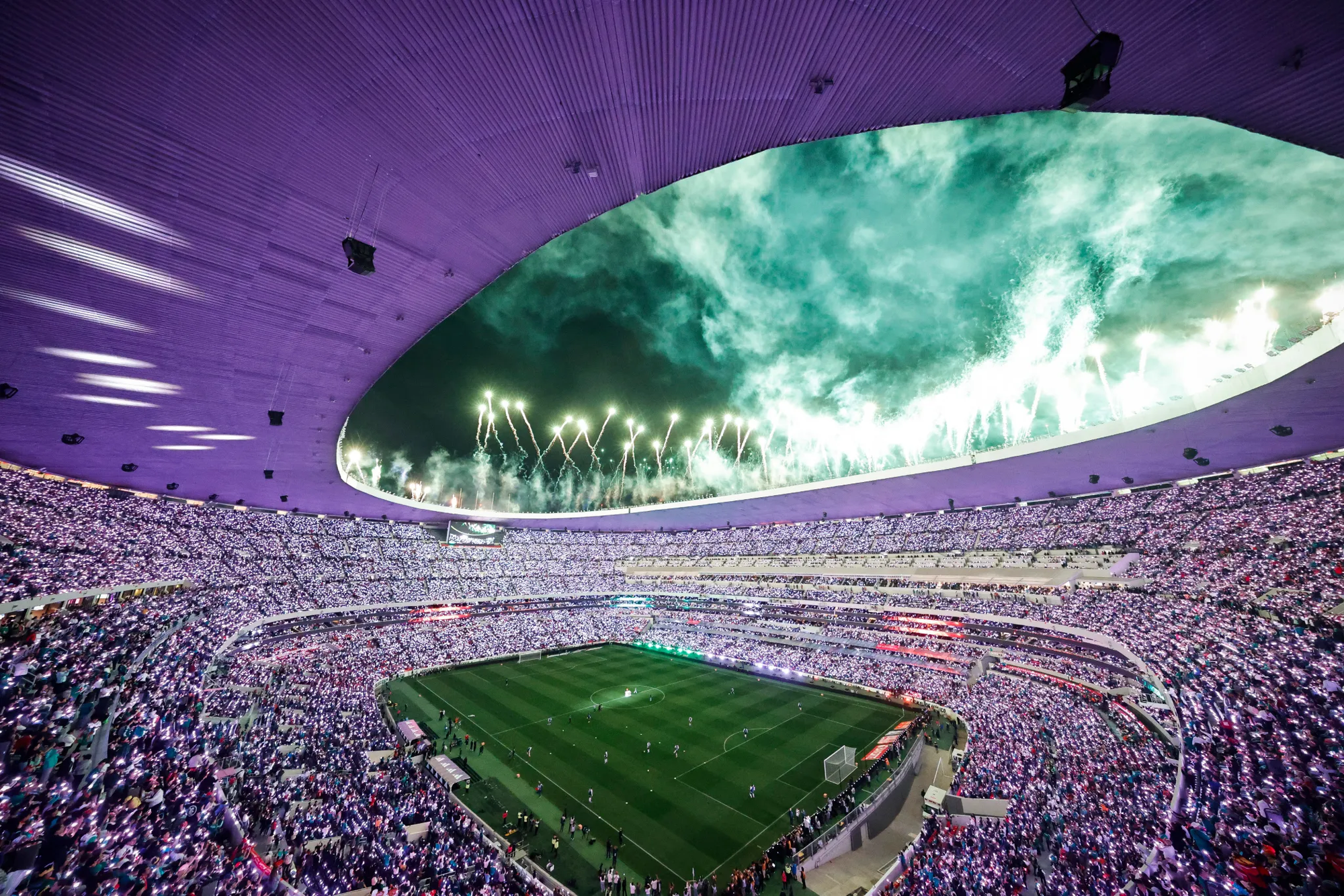 SVĐ - nơi diễn ra trận khai mạc World Cup đang bị sụt lún gây lo ngại, CĐV phát hiện mảng bê tông rơi từ khán đài - Ảnh 1
