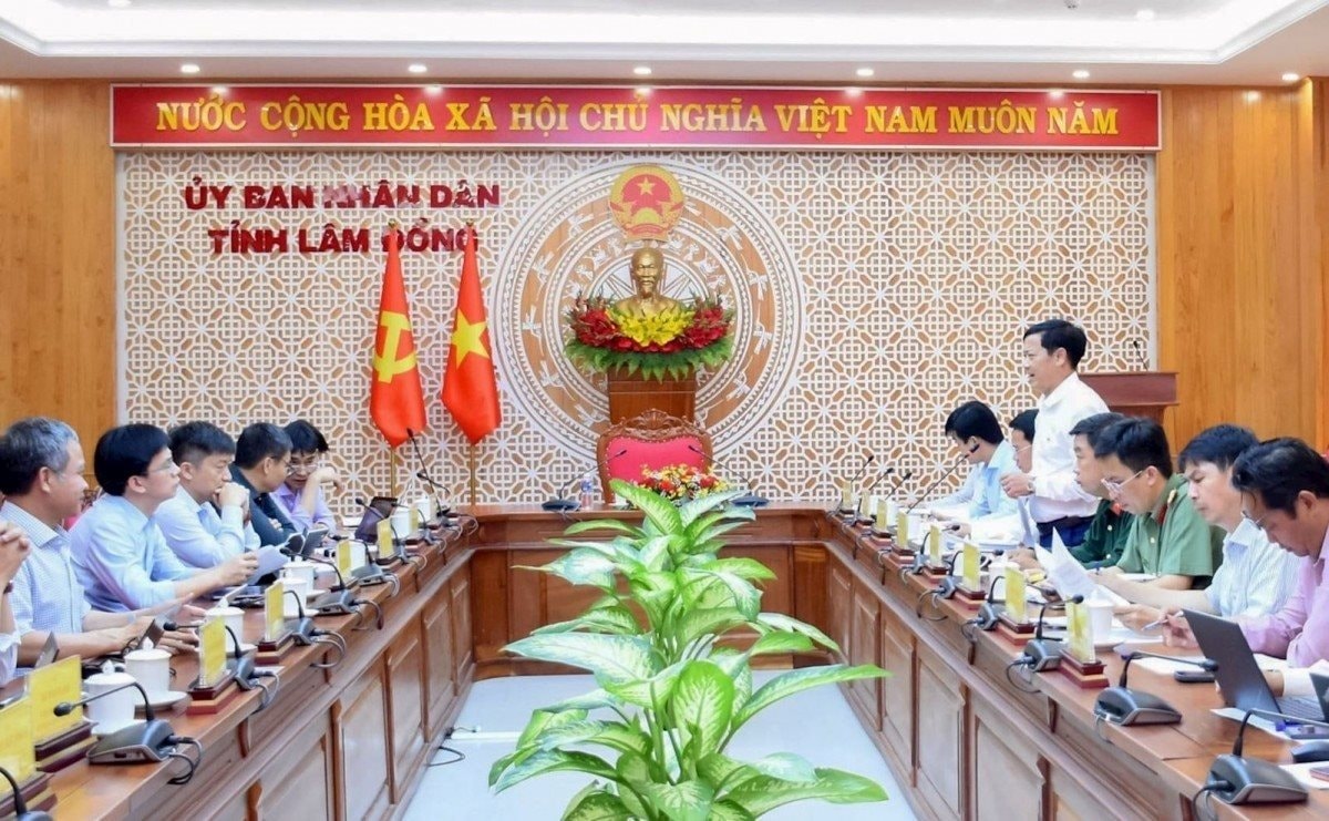 EVN đề xuất rót 4.400 tỷ đồng làm 3 dự án trên mặt hồ thủy điện - Ảnh 1