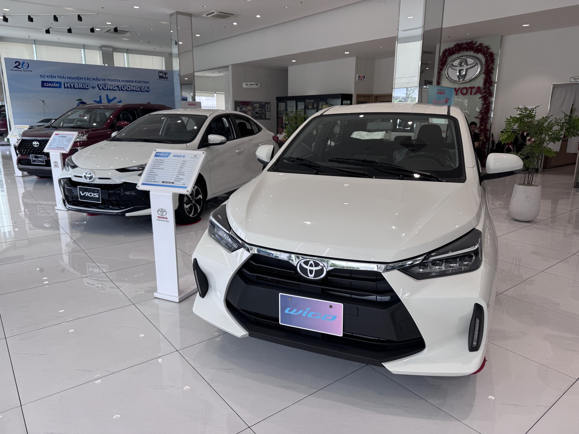 Ô tô tồn kho tới 200.000 chiếc, đại lý đua nhau giảm giá sâu - Ảnh 1