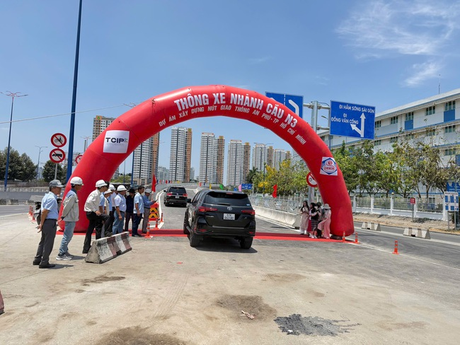 Thông xe cầu vượt N3 nút giao An Phú - Ảnh 6