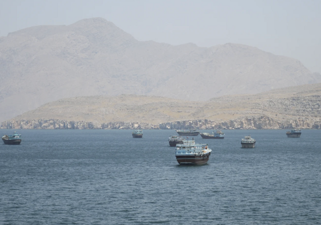 Tàu chở dầu đầu tiên của Qatar vượt eo biển Hormuz kể từ khi xung đột bắt đầu - Ảnh 1