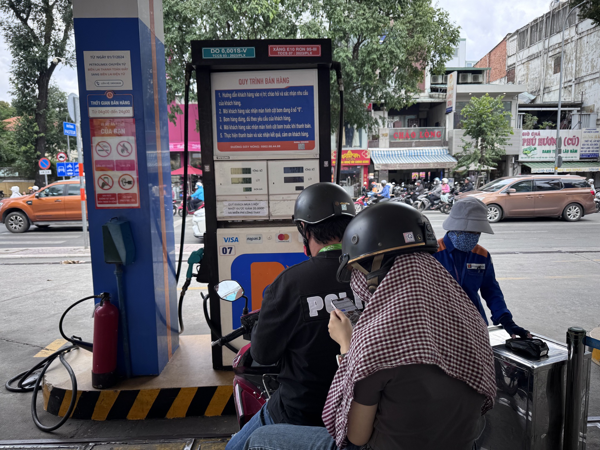 Hàng loạt cây xăng tại TPHCM sắp ngừng bán xăng khoáng RON95 - Ảnh 1
