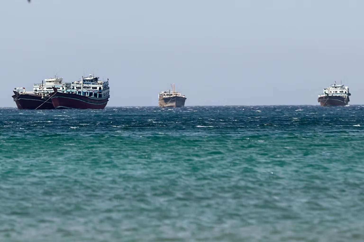 "Sát thủ giấu mặt" đe dọa tàu thuyền mắc kẹt gần eo biển Hormuz - Ảnh 2