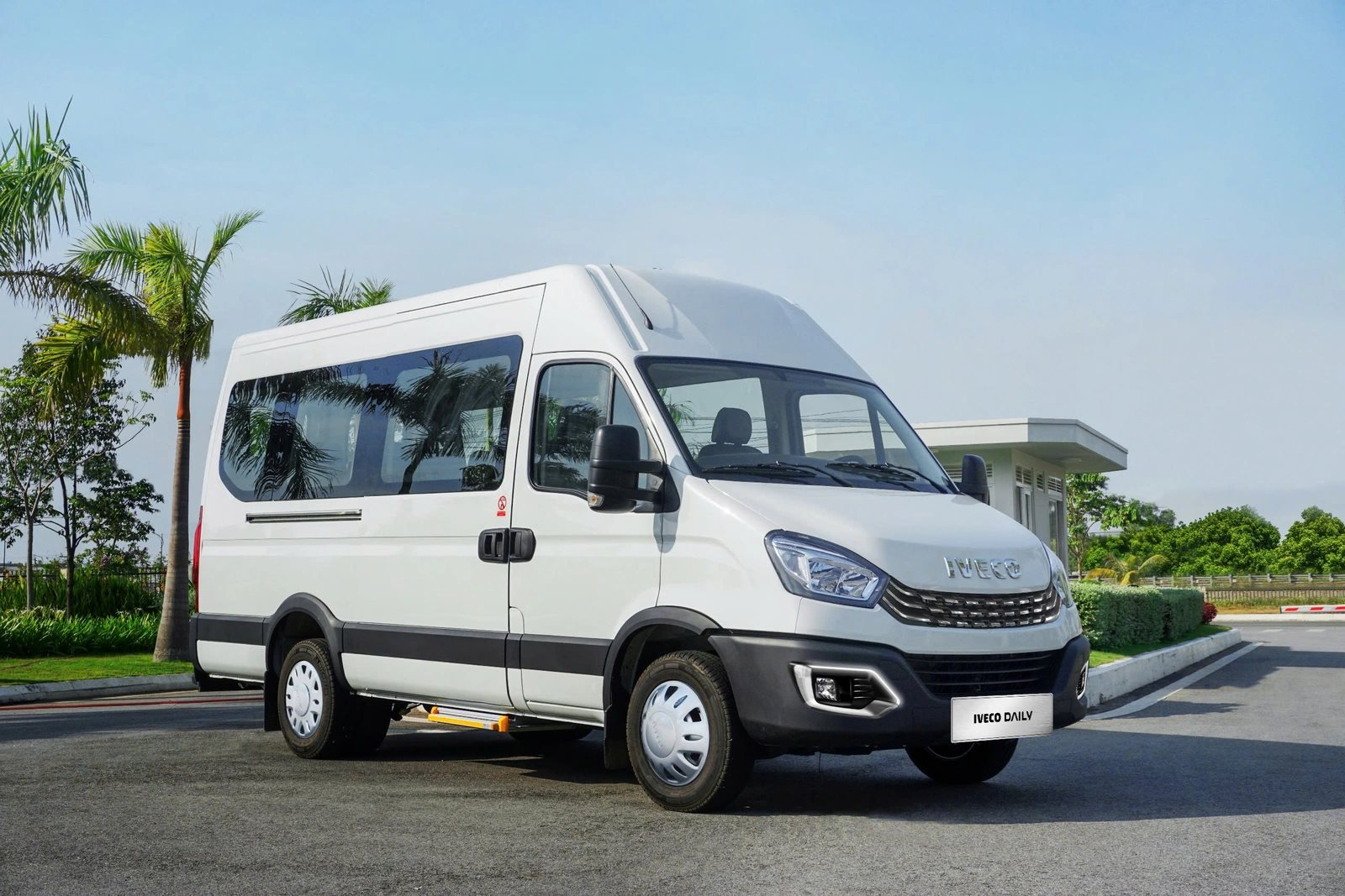Một mẫu ô tô mới tinh chạy thử trên đường ở Việt Nam, dân mạng khẳng định xe của THACO - Ảnh 4