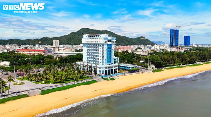 Cận cảnh tháo dỡ khách sạn hạng sang chắn biển Quy Nhơn - Ảnh 12