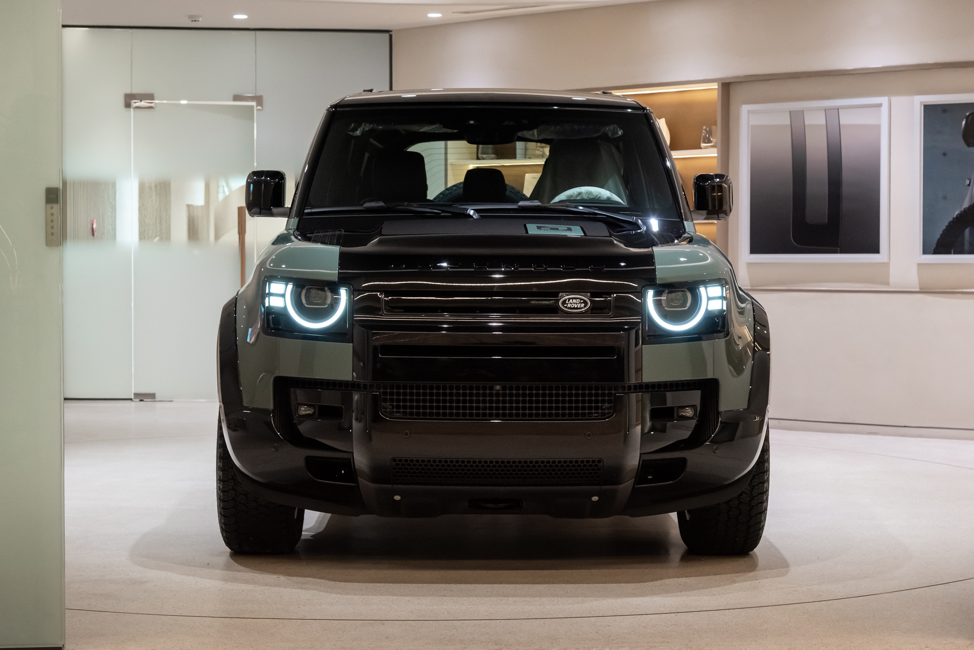 Cận cảnh Defender Trophy Edition đầu tiên tại Việt Nam: Giá gần 7,5 tỷ, nhiều trang bị off-road ‘tận răng’ phục vụ đi đua - Ảnh 2