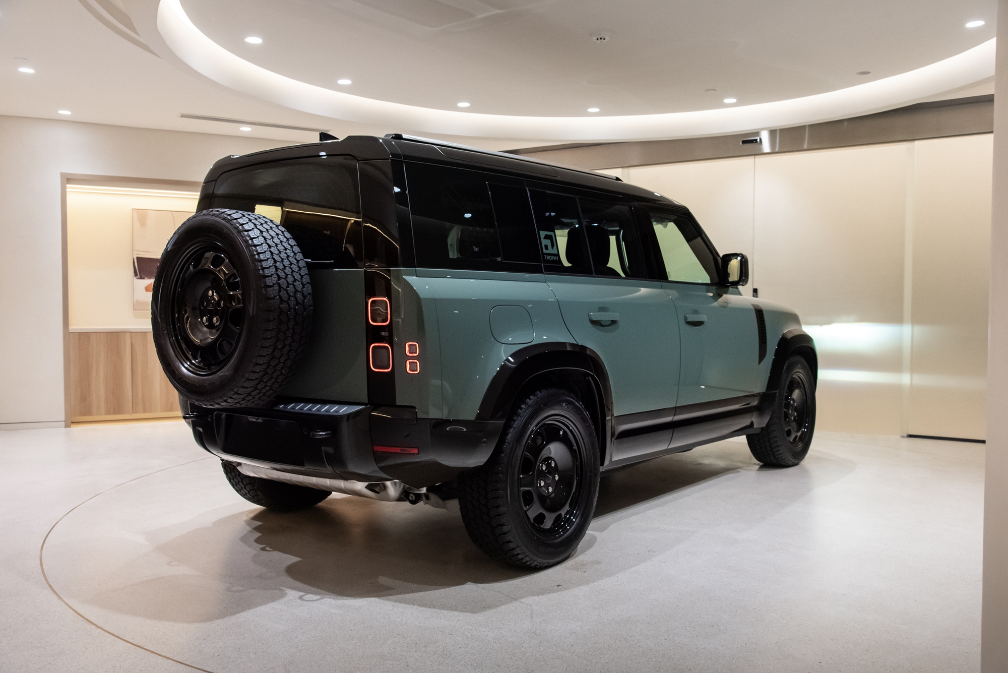Cận cảnh Defender Trophy Edition đầu tiên tại Việt Nam: Giá gần 7,5 tỷ, nhiều trang bị off-road ‘tận răng’ phục vụ đi đua - Ảnh 7