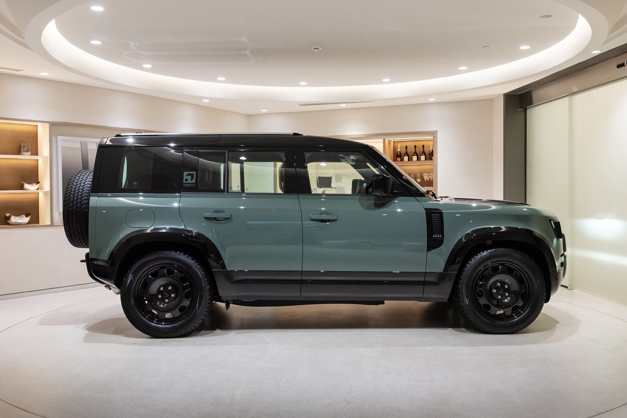 Cận cảnh Defender Trophy Edition đầu tiên tại Việt Nam: Giá gần 7,5 tỷ, nhiều trang bị off-road ‘tận răng’ phục vụ đi đua - Ảnh 4