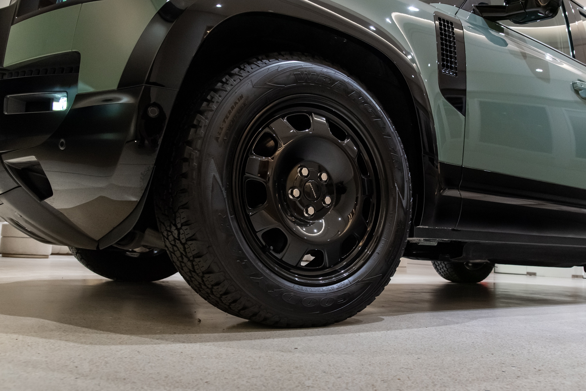 Cận cảnh Defender Trophy Edition đầu tiên tại Việt Nam: Giá gần 7,5 tỷ, nhiều trang bị off-road ‘tận răng’ phục vụ đi đua - Ảnh 25