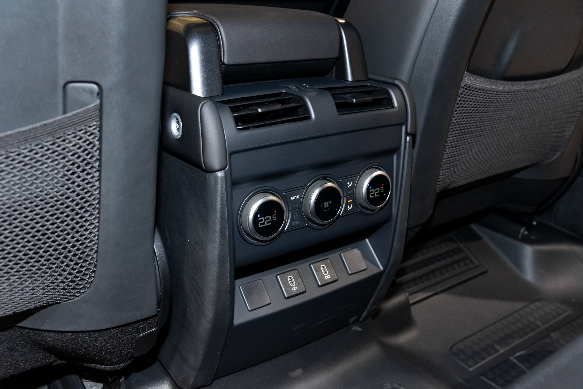 Cận cảnh Defender Trophy Edition đầu tiên tại Việt Nam: Giá gần 7,5 tỷ, nhiều trang bị off-road ‘tận răng’ phục vụ đi đua - Ảnh 28