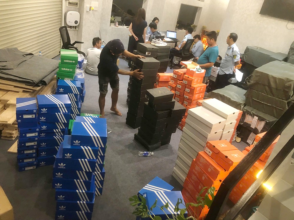 Phát hiện lượng lớn hàng giả nhãn hiệu nổi tiếng tại TPHCM - Ảnh 2