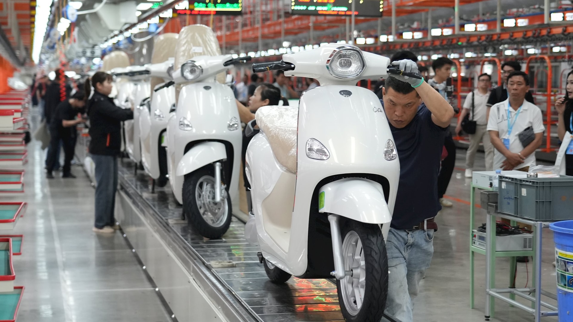 'Thời tới cản không kịp', xe máy điện Trung Quốc ồ ạt đổ bộ vào thị trường hơn 700 triệu dân, có nơi cung không đủ cầu - đâu là nguyên nhân? - Ảnh 3