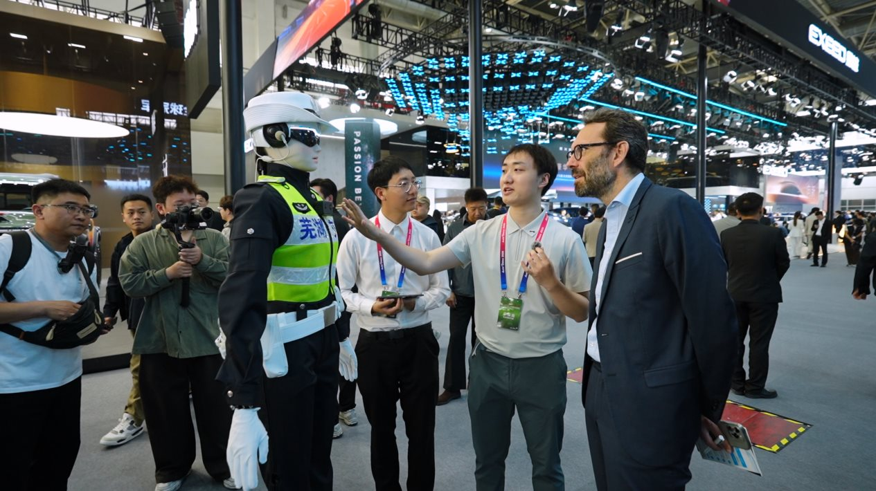 Hãng xe xây nhà máy tại Việt Nam lần đầu cho ra mắt hàng loạt robot thông minh - Ảnh 3