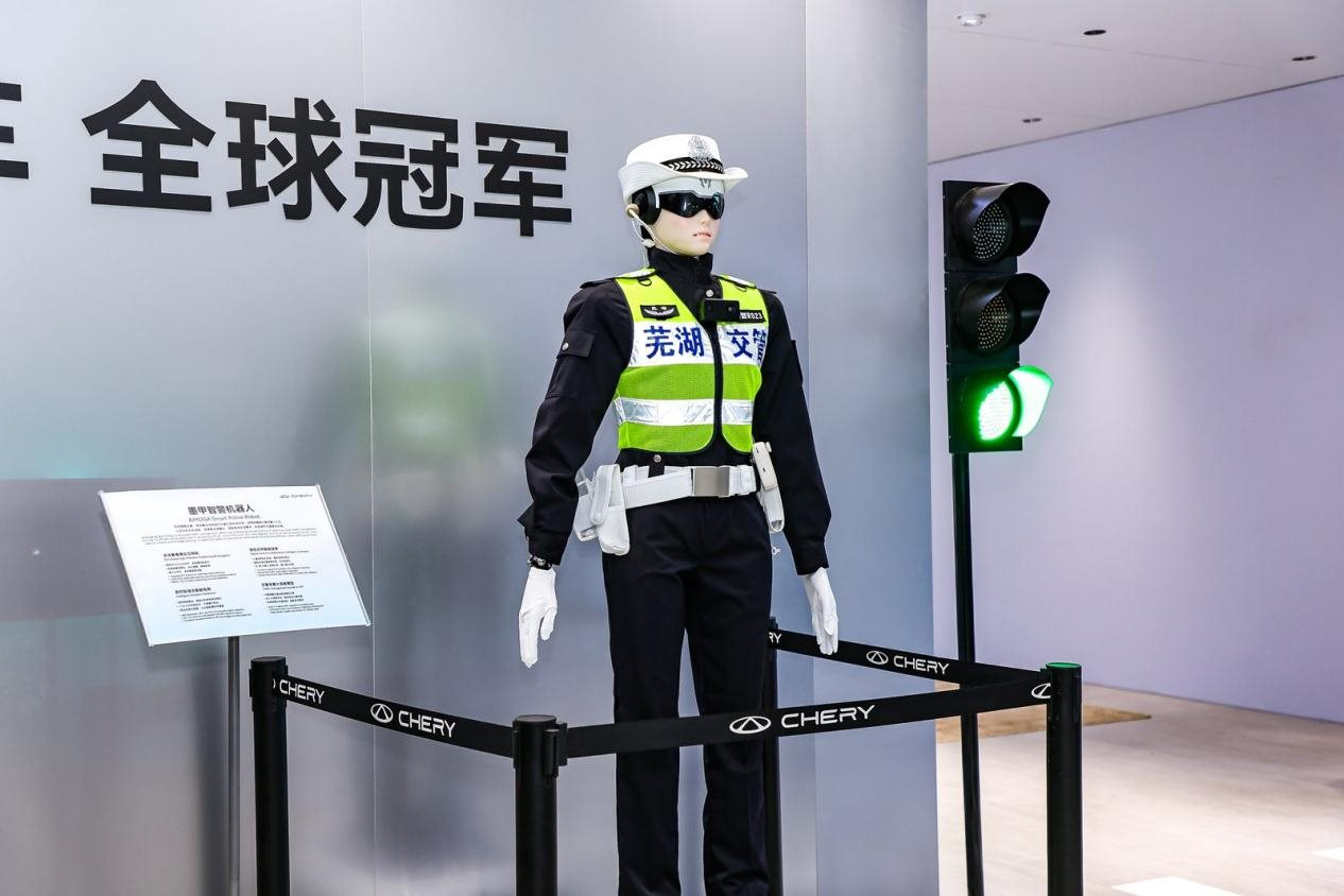 Hãng xe xây nhà máy tại Việt Nam lần đầu cho ra mắt hàng loạt robot thông minh - Ảnh 1